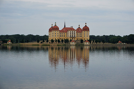 Moritzburg宫殿 - 周围湖边城堡的映像图片