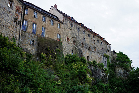 在瑞士萨克森的沙石岩上建起的Hohenstein城堡旁观图片