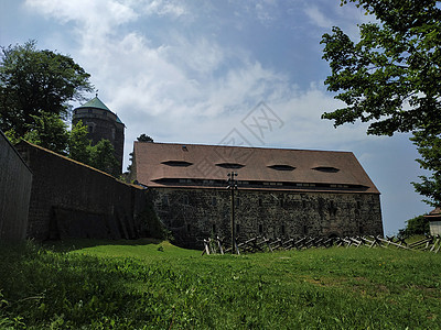 Stolpen城堡周围有古城墙和塔的公园图片