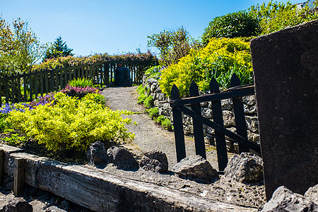 英国家庭小屋花园中铺路路径图片