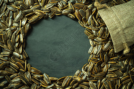 太阳花籽装在小薄荷袋里农业季节圆圈小吃产品食物静物灯光营养麻布图片