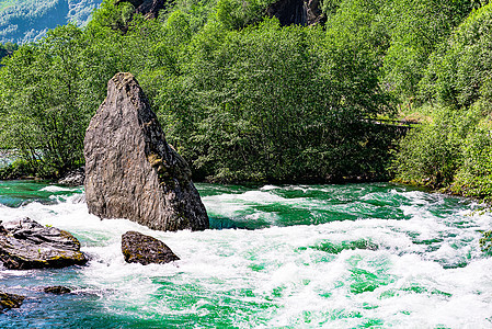 挪威的山河石头河床岩石风景溪流森林激流图片
