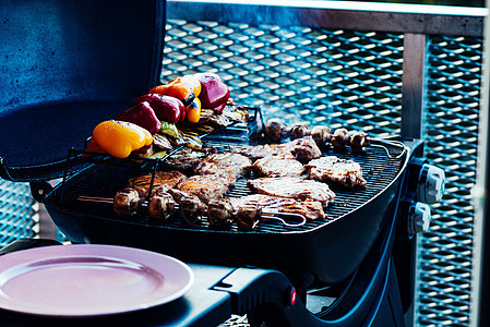 蔬菜和烤肉架上的肉食物季节性烹饪美食野餐炙烤烧烤猪肉牛扒牛肉图片