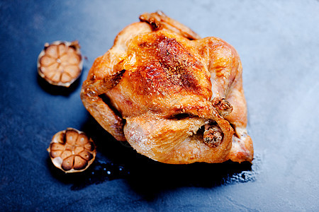 整烤烤鸡和大蒜油炸烧烤乡村美食棕色食物盘子皮肤家禽图片