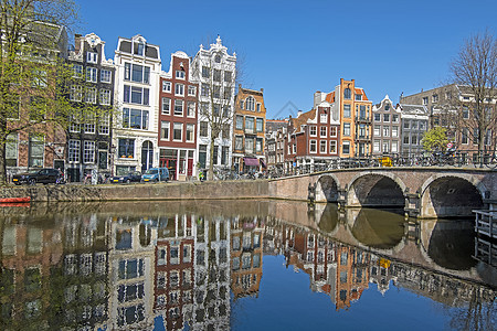 荷兰春季阿姆斯特丹市风景荷兰首都街道桥梁景观旅行建筑运河文化建筑学住宅区图片