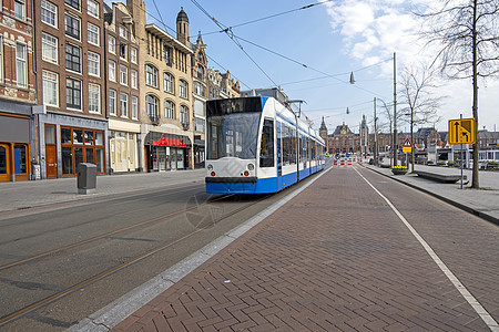 在荷兰阿姆斯特丹的一辆空无一人的罗金车上驾驶拖车建筑学电车纪念碑街道城市风光运输历史车站首都图片