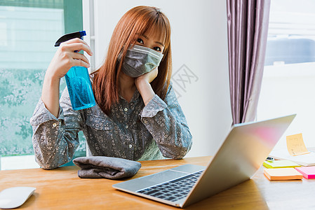 他用清洁剂清洗笔记本电脑 洗了笔记本电脑保健凝胶感染细菌键盘商业消毒疾病技术喷出图片