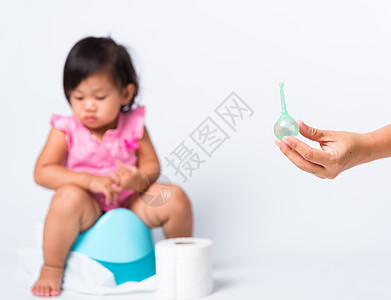 接受训练的女婴培训 可以坐在蓝室锅或便壶上壁橱婴儿厕所便壶药品屁股孩子工作室童年化妆品图片
