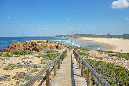 在葡萄牙西海岸的卡拉帕泰拉海滩上石头海浪海藻海洋海岸线沙丘海滩岩石天空图片