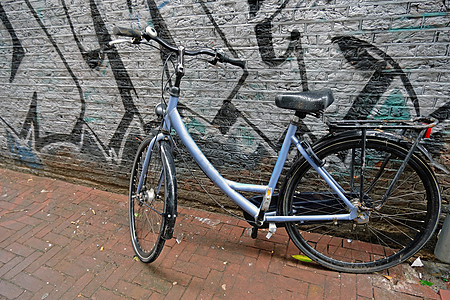 在荷兰阿姆斯特丹用老式哑巴自行车对抗涂鸦墙壁图片