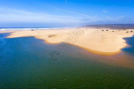 从葡萄牙西海岸的卡拉帕特伊拉海滩出发的航空海洋岩石石头天空海岸线海滩海浪天线海藻图片