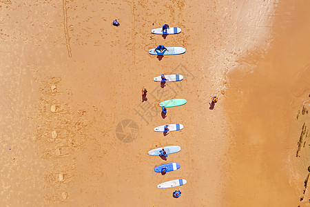 在大西洋海滩上 冲浪训练的空中头版照片图片