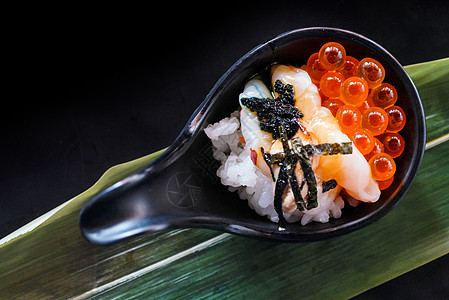 在竹叶上展示午餐竹子饮食橙子奢华自助餐盘子美食鹅肝小吃图片