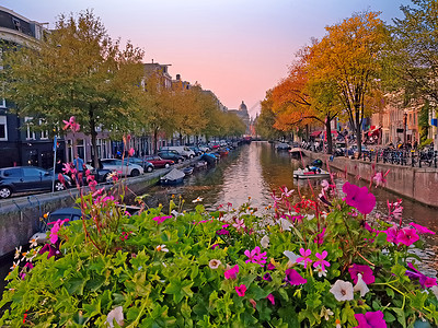 荷兰阿姆斯特丹市景色在日落秋天从荷兰阿姆斯特丹图片