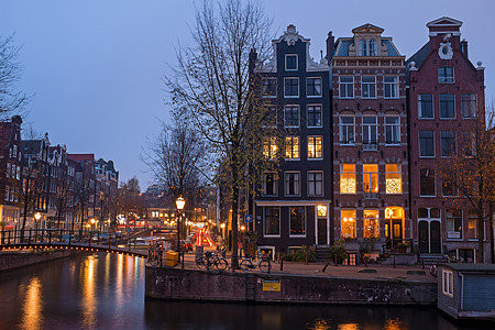 日落时 荷兰阿姆斯特丹市风景首都历史建筑房子建筑学运河运输图片