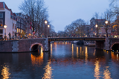 日落时 荷兰阿姆斯特丹市风景运河建筑运输房子建筑学历史首都图片