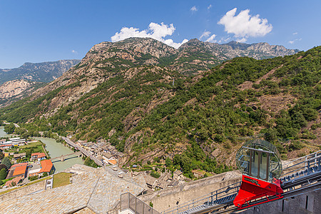 Dola Baltea河的狭窄峡谷 F建筑旅游岩石石头天空堡垒教会植被流动诗人图片