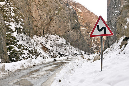 路标 雪峰高山的路迹信号道路服务倾倒自行车危险路口行人驾驶轮流图片
