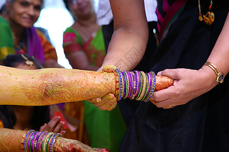 传统的印度教传统结婚仪式订婚花朵恋人珠宝寺庙婚姻椰子戏服接待女士图片