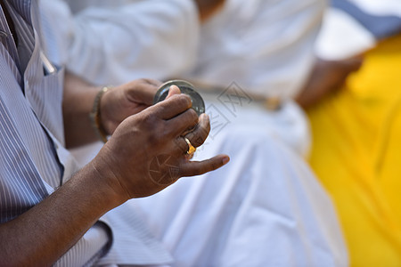 印度印度教徒婚礼恋人金子仪式女性接待珠宝女士宗教寺庙花朵图片