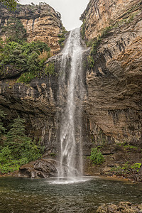 在德拉肯斯堡马海附近的Gudu Falls风景乡村农村爬坡瀑布悬崖旅游多云图片