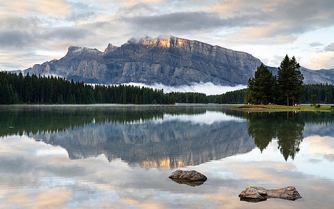 班夫纳Banff Na 清晨心情好的云德山和两杰克湖山脉环境城市风景天空岩石农村爬坡全景顶峰图片