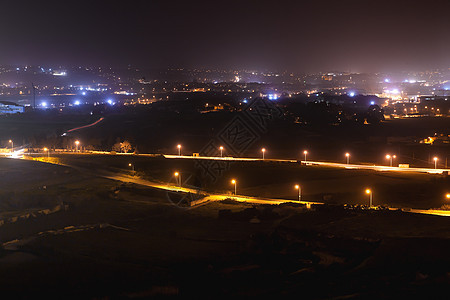 Mdina马耳他古老首都周围的光照道路和地面的夜视全景 长期照射灯笼照明运输土地城市黑暗车辆交通天线建筑图片