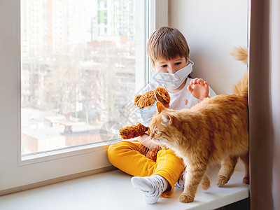 托德勒男孩和泰迪熊坐在一起 都戴着医疗面具猫咪玩具熊男生口罩玩具药品疾病过敏婴儿房间图片