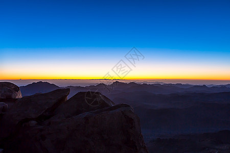 西奈山 摩西山 在埃及日落半岛岩石宗教惊喜沙漠天线天空日出阳光图片