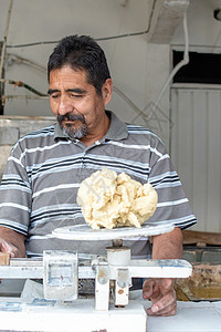 在尼克斯塔麦磨坊卖面粉的男子小吃谷物棒子食物农业插头蔬菜烹饪粮食玉米图片