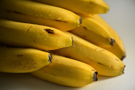 一群生熟的有机黄香蕉图片