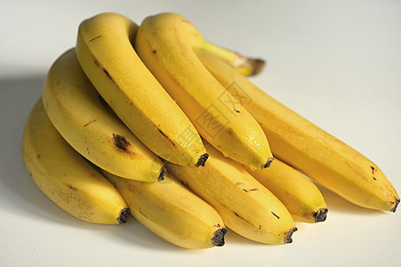一群生熟的有机香蕉图片