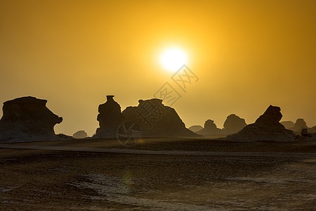 埃及撒哈拉的法拉夫拉白沙漠 非洲荒野粉笔编队旅行土地绿洲雕塑游客天空石头图片