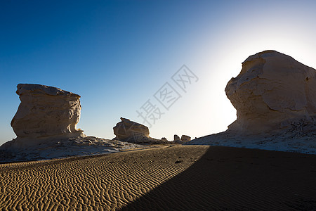 埃及撒哈拉的法拉夫拉白沙漠岩石旅行矿物粉笔荒野旅游天空编队石头石灰石图片