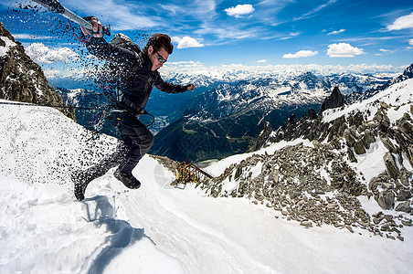 充满信心的飞跃旅行登山晴天冰川风景成就运动指导背包冒险图片