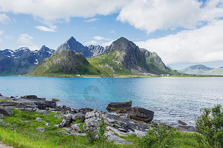 挪威洛福登岛的草原 山地和峡湾 美丽的扫描海景景观绿色村庄旅游场景晴天港口田园天空蓝色爬坡图片