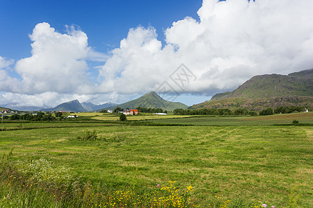 典型的有草原 山地和别墅的扫描风景景观村庄旅游房子场景绿色小屋天空爬坡草地建筑图片