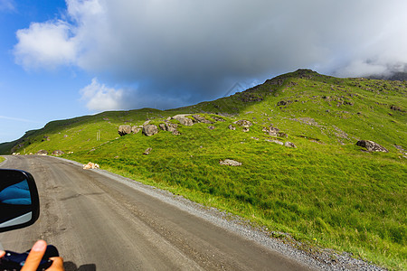 美丽的美景 有草原和山地的风景游客农场牧场哺乳动物汽车动物旅游相机田园旅行图片