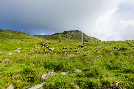 美景如草原和山地 挪威洛福顿岛的风景旅游天空爬坡场景绿色草地旅行电源线图片