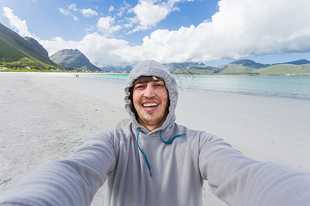 在洛福顿岛的拉姆贝格斯特兰达海滩上做自拍的旅游者 美丽的沙滩和凉水 挪威场景海滩旅行港口晴天峡湾村庄爬坡游客微笑图片