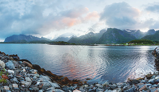 美丽的夕阳扫描的景色与村庄 山地和峡湾 挪威洛福登岛海景天空日落蓝色旅行爬坡港口田园场景旅游图片