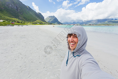 在洛福顿岛的拉姆贝格斯特兰达海滩上做自拍的旅游者 美丽的沙滩和凉水 挪威旅游男人场景假期旅行峡湾爬坡幸福村庄蓝天图片