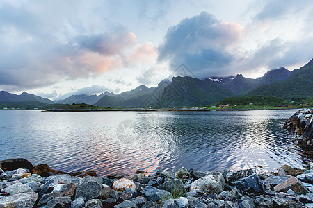 拥有村庄 山区和fjor的美丽扫描型风景海景图片