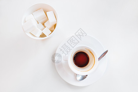 空咖啡杯和玻璃加糖在白色背景 茶歇结束 在白色杯子的咖啡研磨时间器皿饮料研磨用具陶器平铺勺子飞碟食物图片