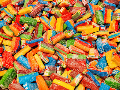 多彩多彩的糖糖 最顶端风景 平坦的床铺 美味甜食的背景味道彩虹食物蓝色糖果红色绿色甜点黄色背景图片
