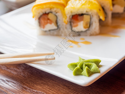 芥末酱和米饭卷 海藻紫菜 三文鱼 奶油芝士 鸡蛋 鱼子酱酱 橙子 芥末酱 亚洲美食 传统菜肴-寿司图片