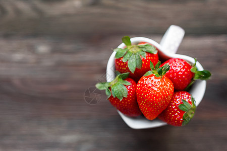 玻璃杯中新鲜的多汁草莓 形成心形 是爱的象征 果实木质背景 顶层视图 文字的位置水果古董食物平铺乡村营养红色杯子浆果图片