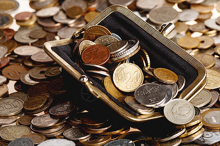 黑钱包里有不同的硬币 一大批闪亮的硬币作为背景现金黑色信用储蓄预算收藏钱包货币财富图片