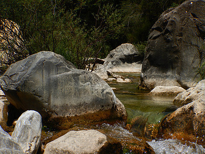 意大利利古里亚的溪蓝色石头风景水坑岩石远足冒险峡谷激流溪流图片