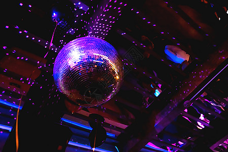 明亮的紫色镜像迪斯科舞团 有趣的迪斯科舞厅装置 夜总会音乐舞蹈派对图片